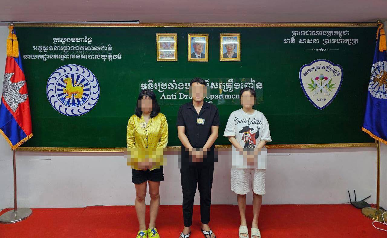 មន្ទីរប្រឆាំងគ្រឿងញៀន ចុះបង្ក្រាបទីតាំងខារ៉ាអូខេ HUADUKTV CLUB HOUSE នៅខណ្ឌសែនសុខ រឹបអូសថ្នាំញៀនជាង ២គីឡូក្រាម ឃាត់ខ្លួនជនសង្ស័យចំនួន ៣នាក់