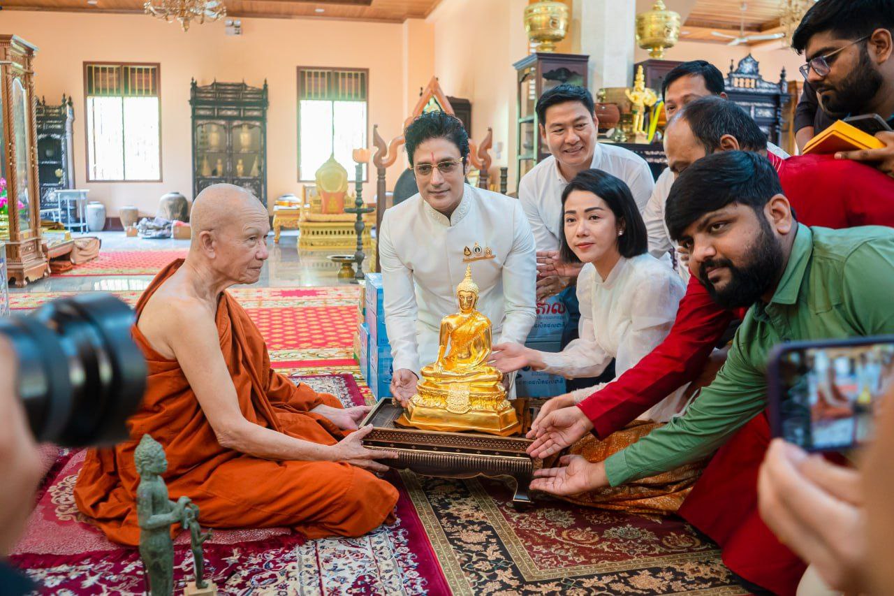 ស្ងាត់ៗ លោក ហ្គាហ្គាន ម៉ាលីក (an Malik) ជាតួអង្គសម្ដែងរឿងព្រះពុទ្ធរបស់ប្រទេសឥណ្ឌា បានមកទស្សនាលើទឹកដីអង្គរវត្ត នាខេត្តសៀមរាប