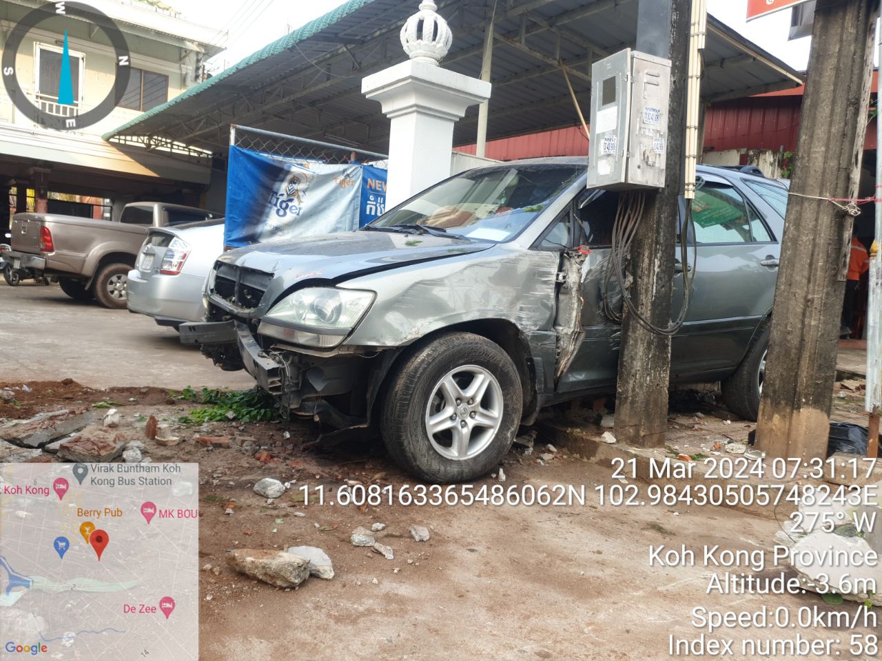 RX300មួយគ្រឿង បុកគៀបជាប់និងបង្គោលភ្លើង មហាជនលើកឡើងថា បើកបរក្នុងស្ថានភាពស្រវឹងជោគជាំ