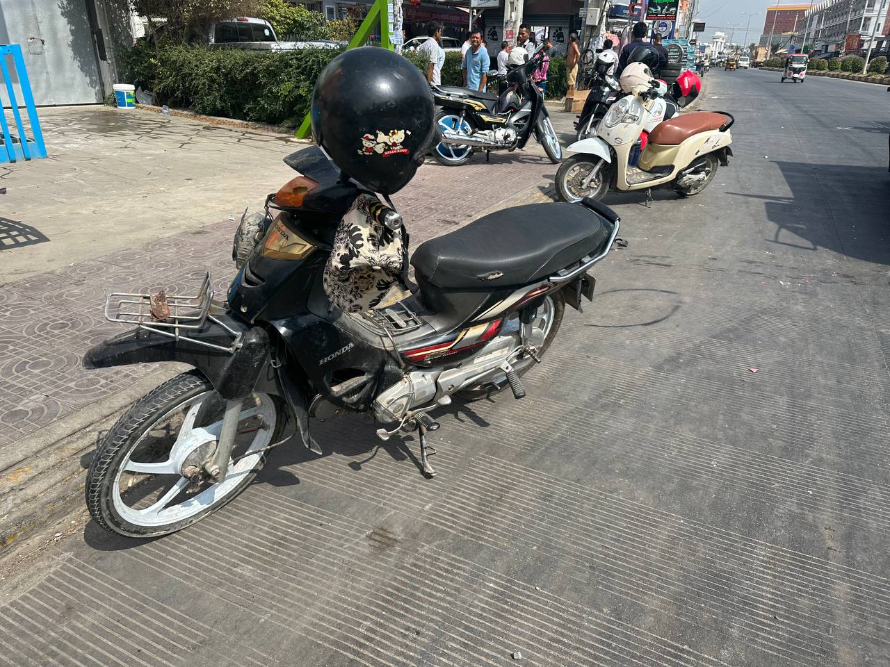ម៉ូតូzoomerxបើកឆ្លងផ្លូវត្រូវម៉ូតូហុងដាបុកបណ្តាលឱ្យរងរបួសធ្ងន់ស្រាល២នាក់