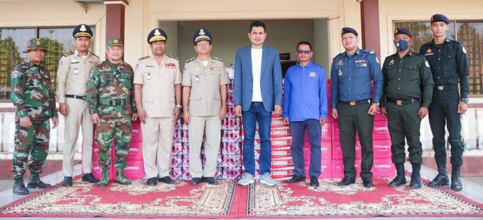 សប្បុរសជននៅរាជធានីភ្នំពេញ នាំយកភេសជ្ជៈ និងស្រាបៀជូនកងកម្លាំងប្រដាប់អាវុធទាំង៣នៅខេត្តរតនគិរី
