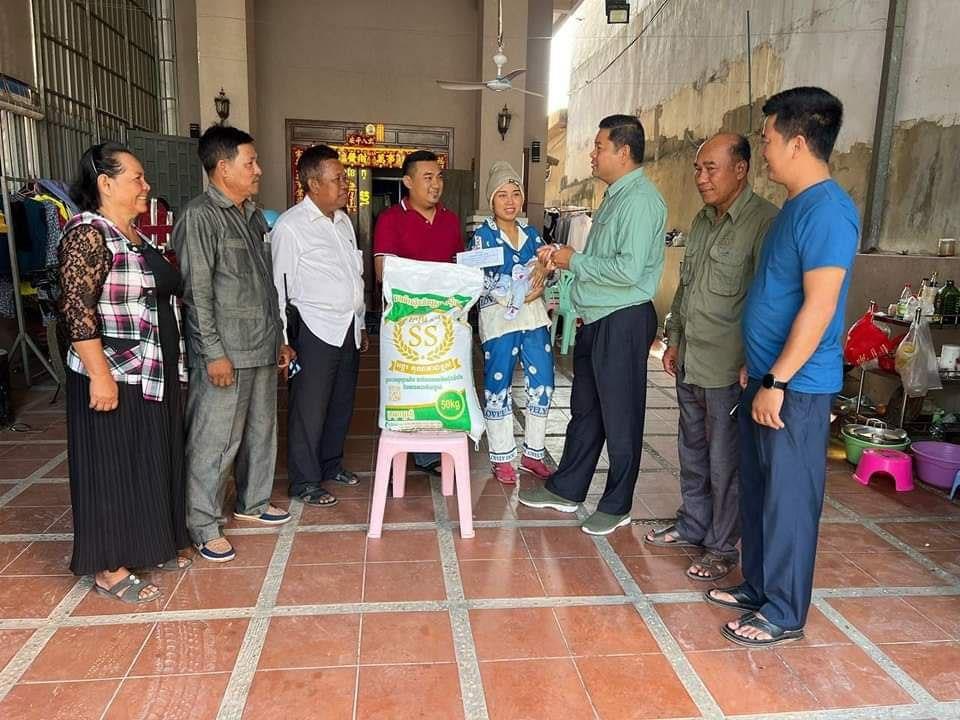 ក្រុមការងារចុះមូលដ្ឋានភូមិដើមគរ សង្កាត់ដើមមាន ក្រុងតាខ្មៅ នាំយកថវិកាជូនស្ត្រីសម្រាលកូនចំនួន៨គ្រួសារ