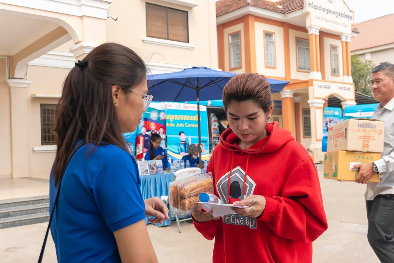 កម្មករសរសើរថា ពេលមកបើកលុយ ក្រសួងការងារបានយកចិត្តទុកដាក់ណាស់ «ផ្តល់ទឹកសុទ្ធ ភេសជ្ជៈ នុំប័ង អ្វីដែលសំខាន់រស់រាយរាក់ទាក់ មានភាពងាយស្រួល ដែលហួសពីការរំពឹងទុក»