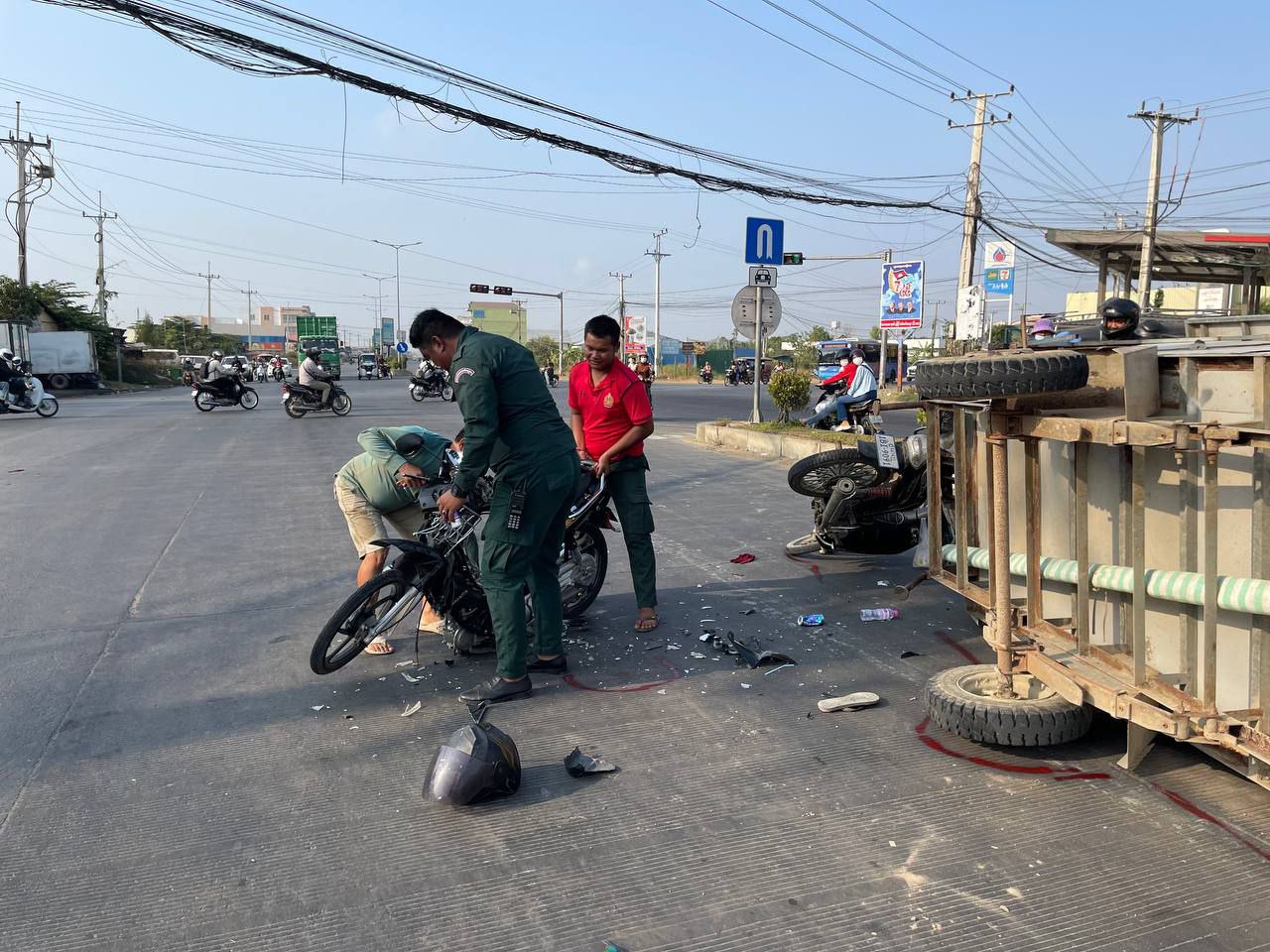 រ៉ឺម៉កកង់បី បត់បញ្ច្រាស់ទិសត្រូវម៉ូតូមួយគ្រឿងបើកបុកបណ្តាលឲ្យរងបួសធ្ងន់ពីរនាក់នៅផ្លូវ៥០ម៉ែត្រ