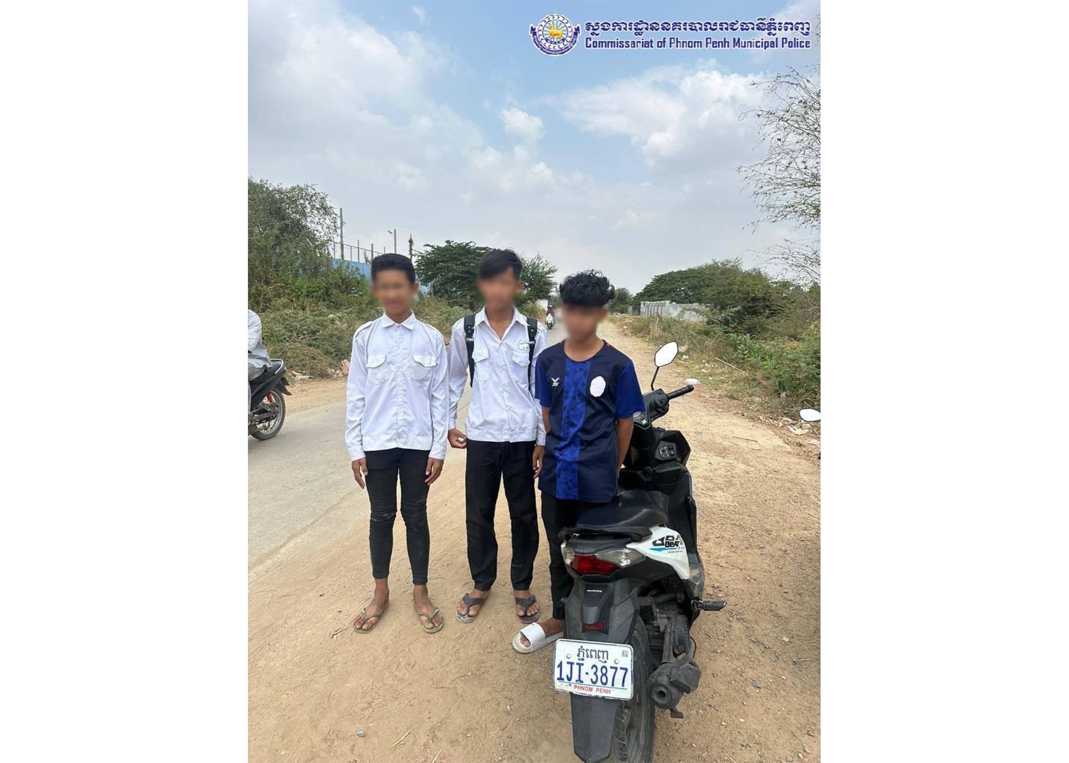 កម្លាំងប៉ុស្តិ៍នគរបាលរដ្ឋបាលស្វាយប៉ាក ធ្វើការបង្ក្រាបករណីបង្ហោះម៉ូតូតាមផ្លូវសាធារណៈ និងឃាត់ខ្លួនចំនួន០៣នាក់