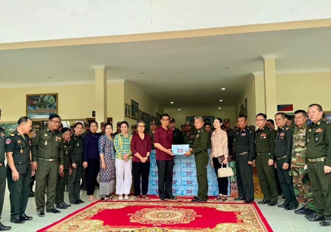 លោកឧកញ៉ាបណ្ឌិត ទៀង ថៃ និង លោកជំទាវបណ្ឌិត វណ្ណ លុយ ប្រតិភូអម ដំណើរ បាន ចុះសួរសុខទុក្ខនៅកងពលតូចដឹកជញ្ជូនលេខ៩០ កងទព័ជើងគោក..