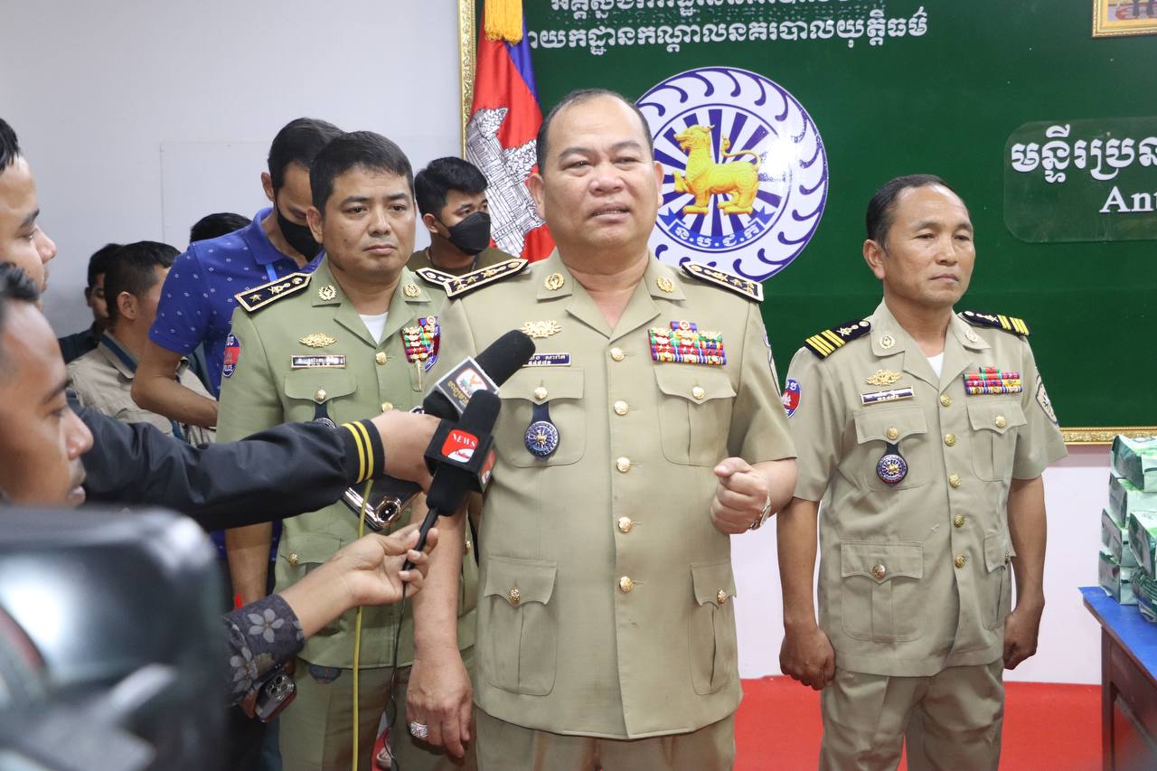 មន្ទីរប្រឆាំងគ្រឿងញៀន បង្ហាញមុខឧក្រិដ្ឋជនគ្រឿងញៀន ៣នាក់ រួមនឹងថ្នាំញៀនជាង ១៨៥គីឡូក្រាម មុននិងបញ្ជូនខ្លួនទៅតុលាការក្រុងភ្នំពេញ