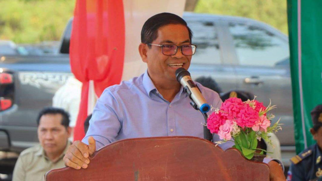 អភិបាលខេត្តរតនគិរី នាំយកអំណោយ ជាស្បៀងអាហាររបស់រាជ រដ្ឋាភិបាលចែកជូនគ្រួសារមានជីវភាព ខ្វះខាតជួបការលំបាក ចាស់ជរា ជនពិការ ស្រ្តីមេម៉ាយ កុមារកំព្រាចំនួន១៥៣គ្រួសារនៅស្រុកអណ្តូងមាស