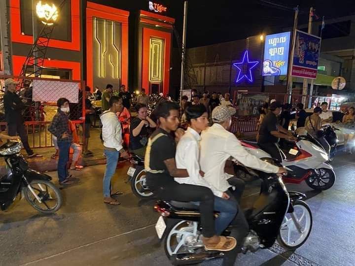ស្រីស្អាត០២នាក់ ឈ្លោះគ្នាក្នុងក្លឹបមិនអស់ចិត្តណាត់គ្នាចេញក្រៅវាយបើកឆាកប្រយុទ្ធគ្នាផ្អើលមនុស្សម្នា និងសមត្ថកិច្ចចុះអន្តរាគមន៍
