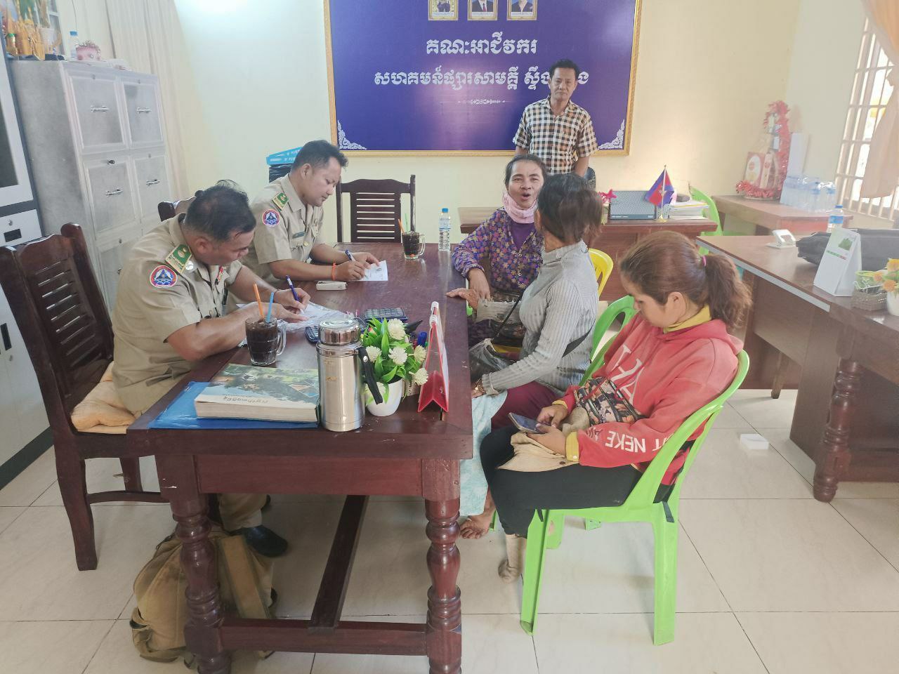 មន្ត្រីខណ្ឌរដ្ឋបាលជលផល និងគណៈកម្មការផ្សារដករហូតត្រី ចំនួន ៥០គីឡូក្រាម ពីកញ្ច្រែងអាជីវករលក់ដូរដោយអះអាថា ជា «ត្រីខុសច្បាប់បានមកពីការបំពុល»