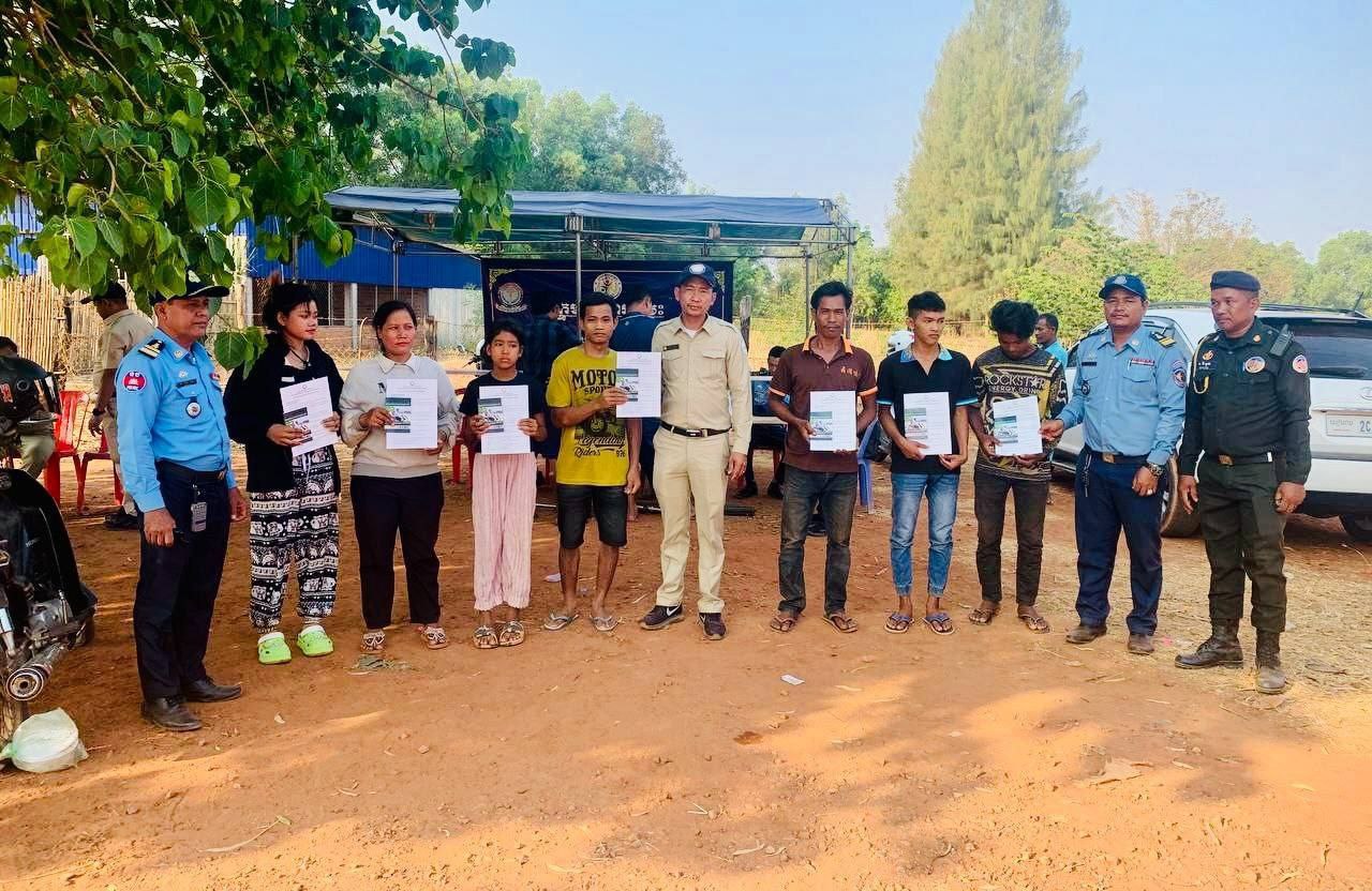 ក្រមការងារចម្រុះ ចុះអនុវត្តរឹតបន្តឹងច្បាប់ចរាចរណ៍ផ្លូវគោក និងត្រួតពិនិត្យយានយន្តកែច្នៃខុសលក្ខណៈបច្ចេកទេសលើផ្លូវជាតិលេខ៦