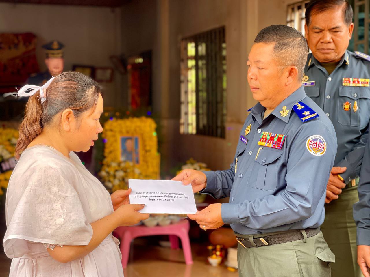មេបញ្ជាការកងរាជអាវុធហត្ថខេត្តព្រះវិហារនាំយកថវិការជាង៧លានរៀលប្រគល់ជូនក្រុមគ្រួសារសពលោកវរសេនីយ៍ទោហ៊ុនសារ៉ាវុធ ដែលទទួលមរណភាព