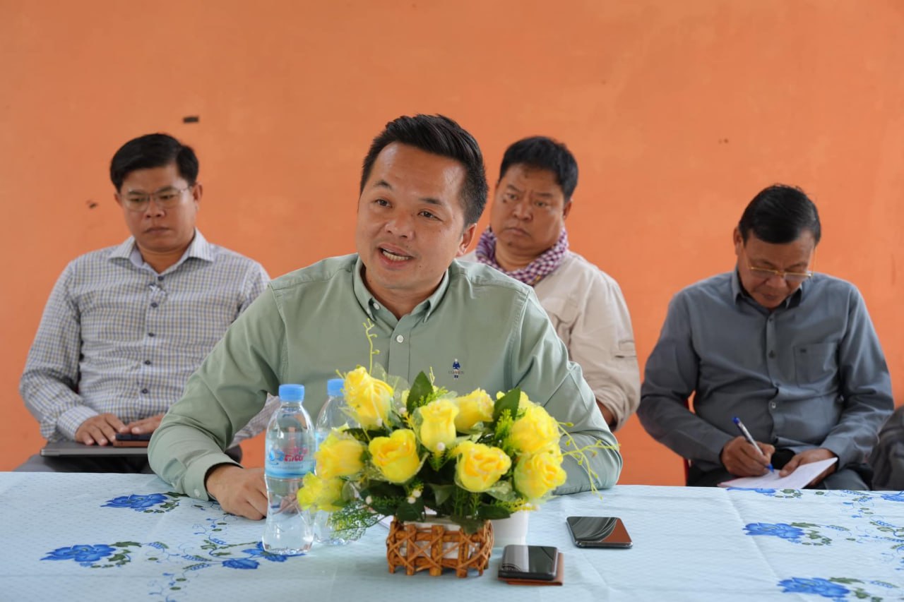 លោក ឃឹម ហ្វីណង់៖ កសិករដាំស្វាយចន្ទីនៅក្នុងឃុំសាលាវិស័យ ខេត្តកំពង់ធំ ចំនួន ៣៨គ្រួសារ ដែលមានផ្ទៃដីផលិតកម្មសរុប ១០២ហិកតា បានស្ម័គ្រចិត្តឯកភាពគ្នាចងក្រងជា «សហគមន៍កសិកម្មទំនើប» ដើម្បីស្វែងរកទីផ្សារសមរម្យ