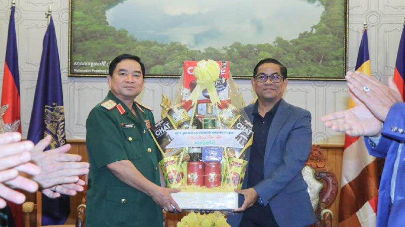 គណៈប្រតិភូយោធភូមិភាគ៥ នៃកងទ័ពប្រជាជនវៀតណាម ជួប សម្តែងការគួរសម និងជូនពរថ្នាក់ដឹកនាំខេត្តរតនគិរី ក្នុងឱកាសពិធី បុណ្យចូលឆ្នាំថ្មីប្រពៃណីជាតិខ្មែរ