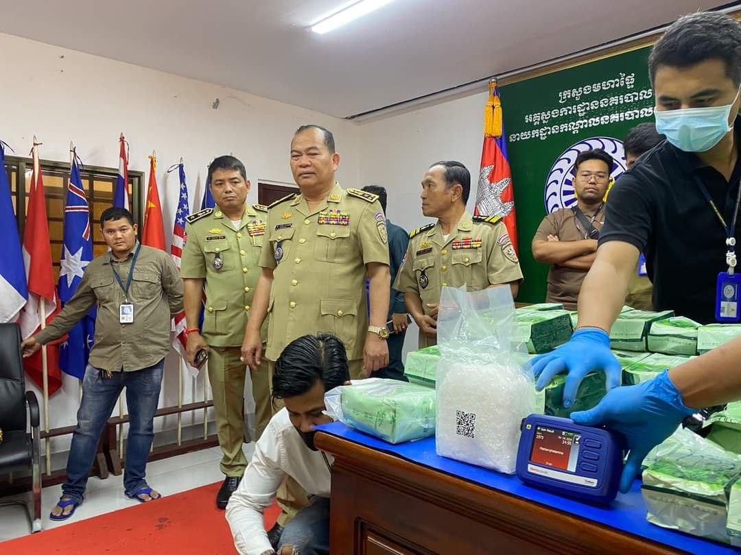 តំណាងអយ្យការអមសាលាដំបូងរាជធានីភ្នំពេញ សម្រេចចោទប្រកាន់ជនសង្ស័យ ចំនួន ០៣នាក់ និងបក្ខពួក ពីបទល្មើស៖ «រក្សាទុក ដឹកជញ្ជូន និងជួញដូរដោយខុសច្បាប់នូវសារធាតុញៀន និងបទ៖ សម្អាតប្រាក់»