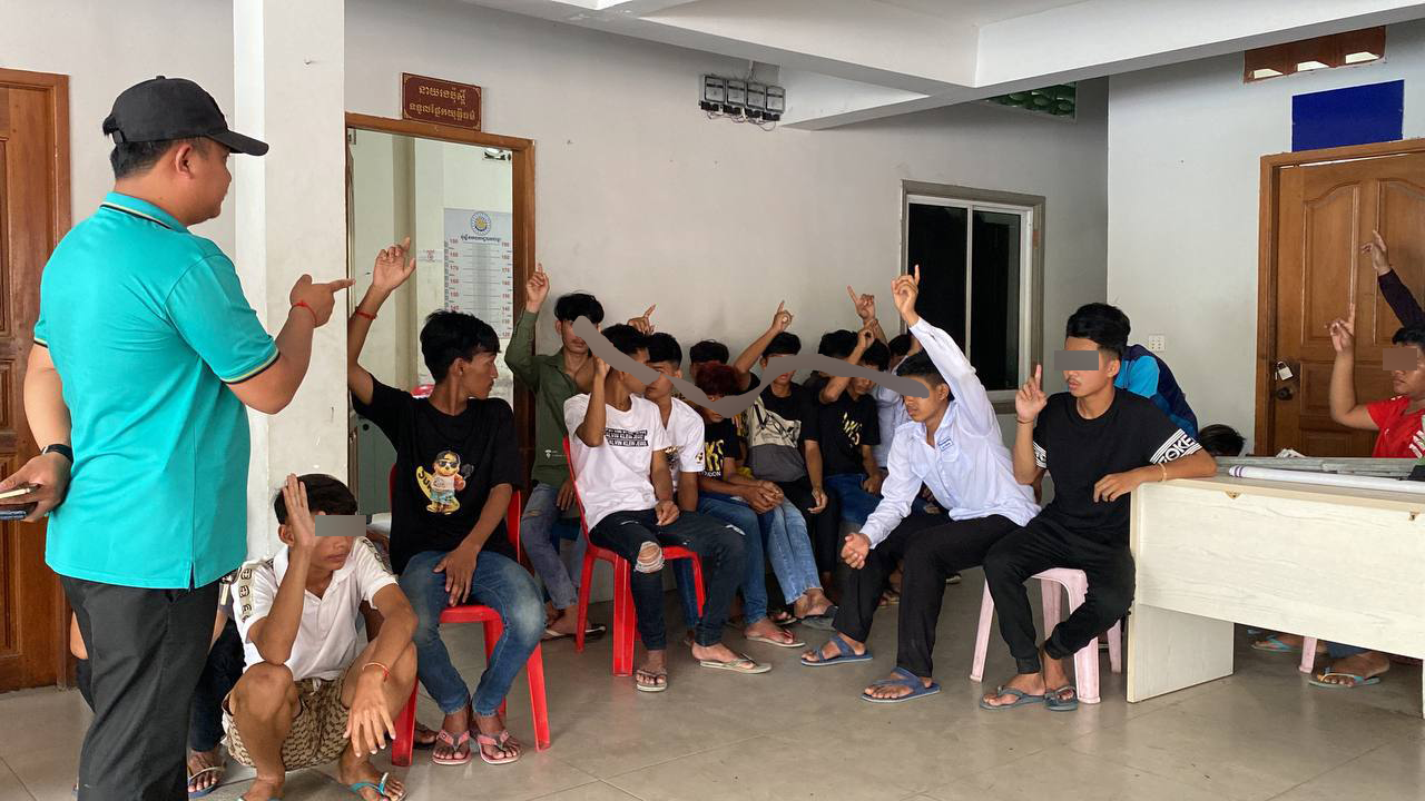 ក្មេងទំនើងសិស្សសាលាចំនួន២១នាក់ ត្រូវសមត្ថកិច្ចឃាត់ខ្លួនអប់រំ និងហៅអាណាព្យាបាលមកធានា ក្រោយពួកគេគេចម៉ោងរៀនមកប្រមូលផ្ដុំគ្នា