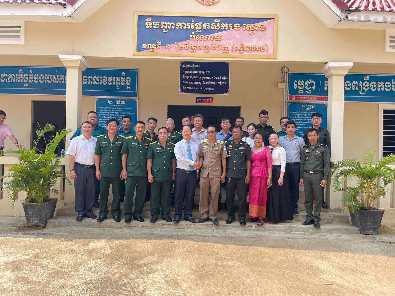 គណៈប្រតិភូ ខណ្ឌទី១នៃទីក្រុងហូជីមិញនៃសាធារណរដ្ឋសង្គមនិយមវៀតណាមអញ្ជើញជូនពរថ្នាក់ដឹកនាំផ្នែកសឹករងស្រុកស្ទោង ខេត្តកំពង់ធំ
