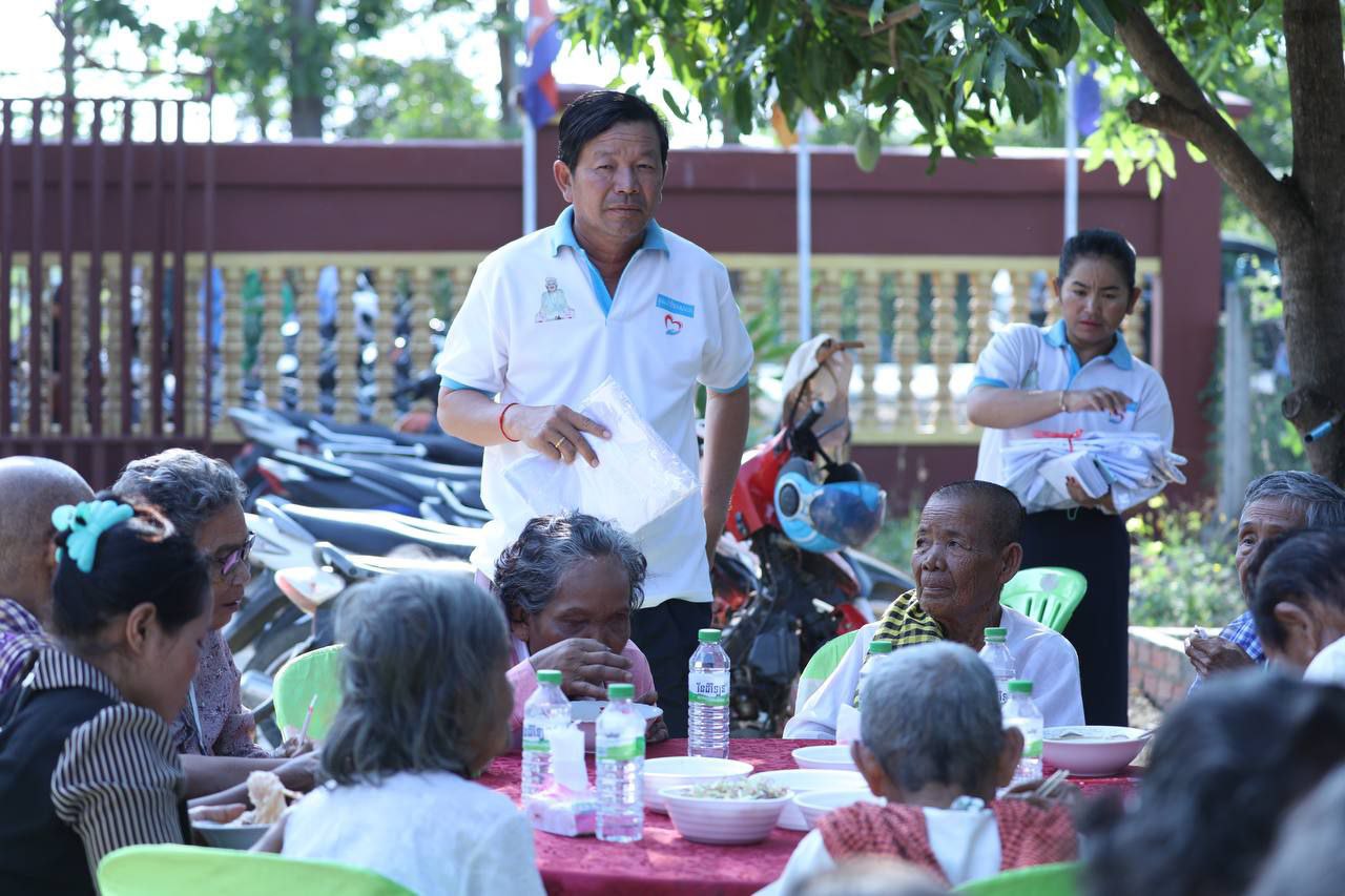 ចាស់ជរាគ្មានទីពឹង ចំនួន៥៥នាក់ ទទួលប្រាក់ឧបត្ថម្ភពីមូលនិធិចាស់ជរាគ្មានទីពឹងរបស់លោកជំទាវ បាន ស្រីមុំ អភិបាលខេត្តប៉ៃលិន