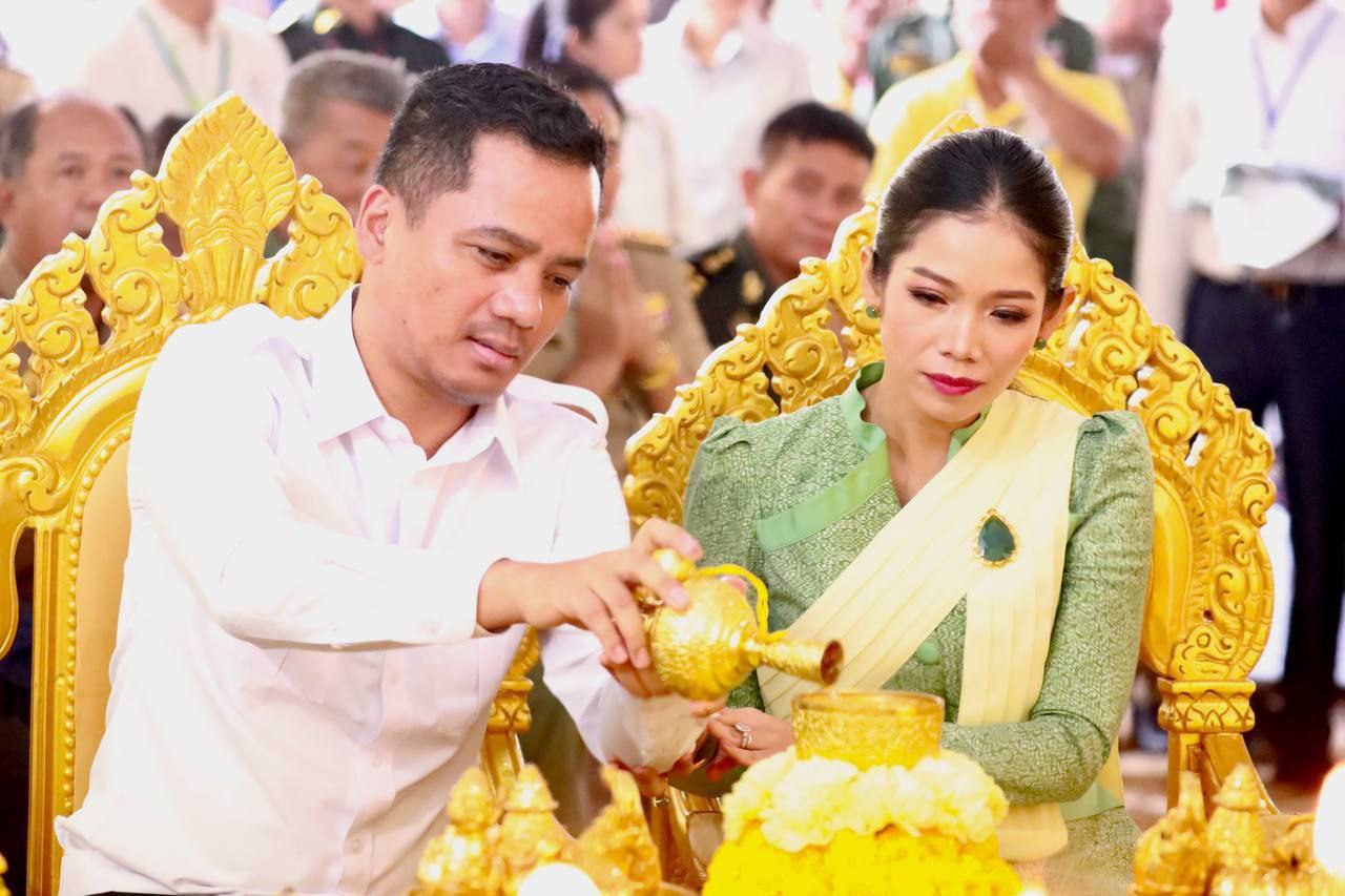 ឯកឧត្តម អភិសន្តិបណ្ឌិត ស សុខា អញ្ជើញជួបសំណេះសំណាលសួរសុខទុក្ខបងប្អូនពលករខ្មែរវិលត្រឡប់ពីថៃនៅច្រកទ្វារអន្តរជាតិប៉ោយប៉ែត ដើម្បីចូលឆ្នាំថ្មី
