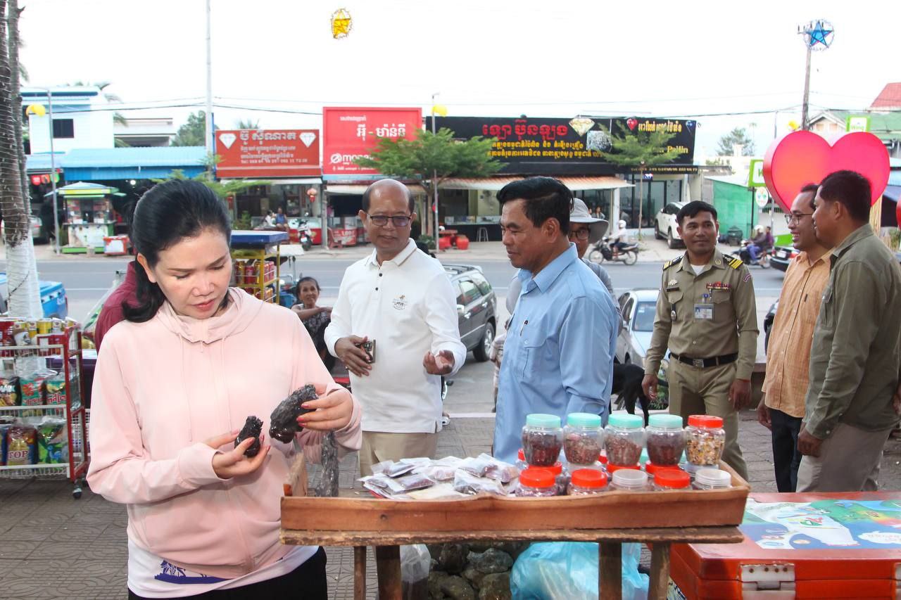 អភិបាលខេត្តប៉ៃលិន បានណែនាំដល់អាជីវករលក់ដូនៅជើងភ្នំយ៉ាត ត្រូវចូលរួមថែរក្សាអនាម័យបរិស្ថាន និងមានសណ្តាប់ធ្នាប់របៀបរៀបរយល្អ