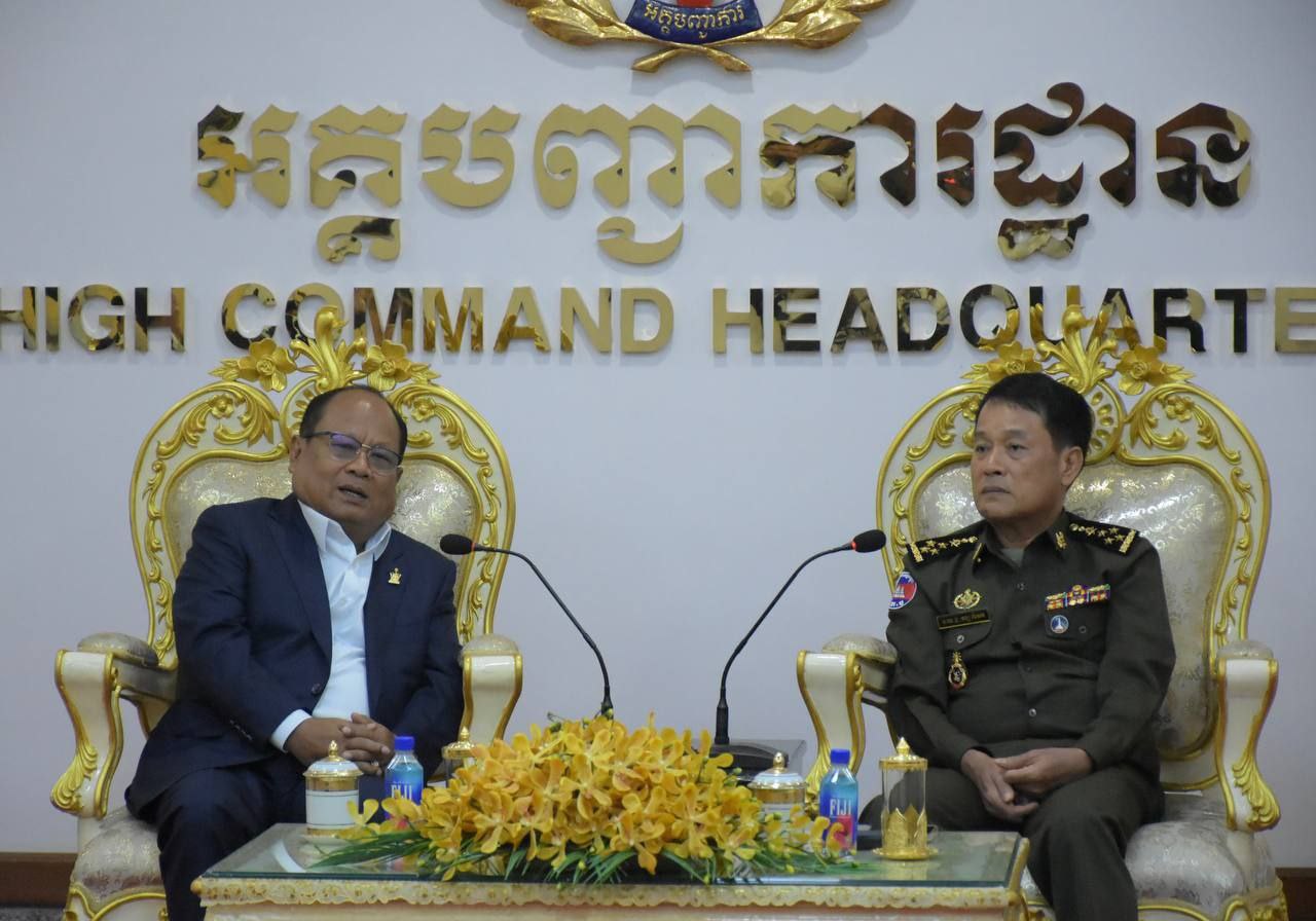 ឯកឧត្តម អភិសន្តិបណ្ឌិត ស សុខា ចាត់នាយកខុទ្ទកាល័យ នាំថវិកា ៨០លានរៀល ជូនគ្រួសារយោធិនពលី ក្នុងឧបទ្ទវហេតុផ្ទុះគ្រាប់