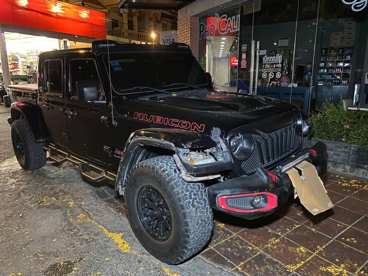 រថយន្ដស៊េរីទំនើប Jeep ពាក់ស្លាកលេខ នគរបាល បេីកបុករះឡំប្រឺតា និងរថយន្ដ០២គ្រឿងរងការខូចខាត
