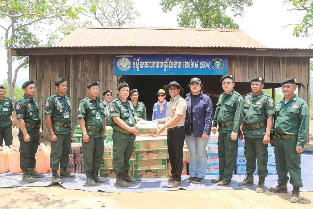 អភិបាលខេត្តរតនគិរីអញ្ជើញចុះជួបសំណេះសំណាលសួរសុខទុក្ខ និងនាំយកអំណោយ ប្រគល់ជូនកងកម្លាំងការពារព្រំដែន កម្ពុជា-វៀតណាម