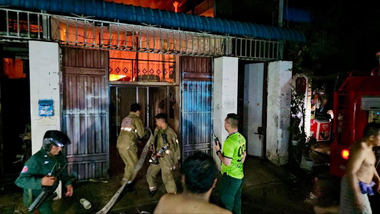 អគ្គិភ័យលេបត្របាក់ផ្ទះប្រជាពលរដ្ឋជួល ចំនួន០៨បន្ទប់រងការខូចខាត ផ្អើលទាំងកណ្ដាលអធ្រាត្រនៅខណ្ឌសែនសុខ
