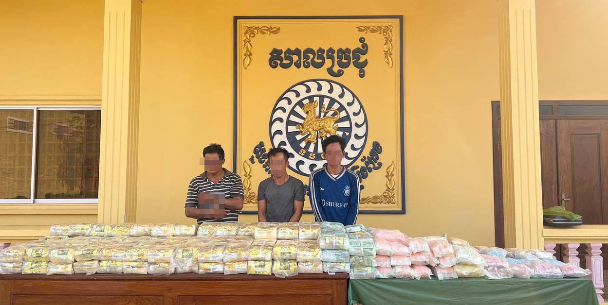 អយ្យការអមសាលាដំបូងខេត្តស្ទឹងត្រែង សម្រេចចោទប្រកាន់ជនសង្ស័យចំនួន៩នាក់ (ជនជាតិឡាវ១នាក់) និងបក្ខពួក ពីបទល្មើសរក្សាទុក ដឹកជញ្ជូន និងជួញដូរដោយខុសច្បាប់នូវសារធាតុញៀន កាន់កាប់អាវុធដោយគ្មានការអនុញ្ញាត និងសម្អាតប្រាក់