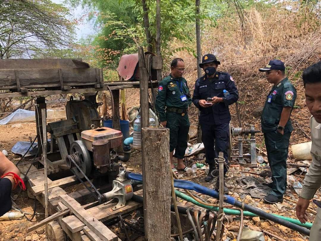 ទីតាំងធ្វើអាជីវកម្មគ្មានច្បាប់ ចំនួន ១០កន្លែង ត្រូវបានកម្លាំងសមត្ថកិច្ចចម្រុះចុះបង្ក្រាប ក្នុងភូមិសាស្ត្រស្រុកពេជ្រាដា