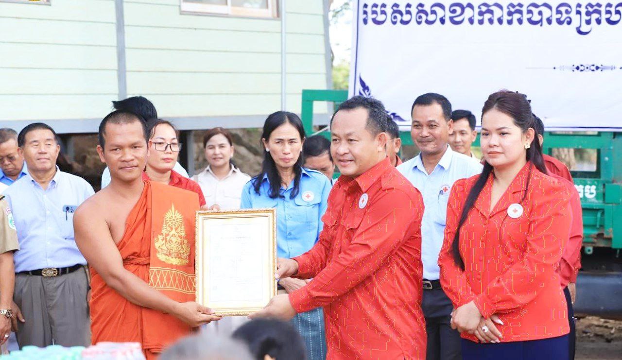 អភិបាលខេត្តកែបបាននាំយកឣំណោយដ៍ថ្លៃថ្លារបស់ សម្ដេចកិត្តិព្រឹទ្ធបណ្ឌិត ប៊ុន រ៉ានី ហ៊ុនសែន ប្រធានកាកបាទក្រហមកម្ពុជា ចែកជូនបងប្អូនប្រជាពលរដ្ឋរងគ្រោះដោយខ្យល់កន្រ្តាក់ ស្ថិតនៅភូមិ ដំណាក់ចំបក់ ក្នុងសង្កាត់អូរក្រសារ ក្រុងកែបខេត្តកែប