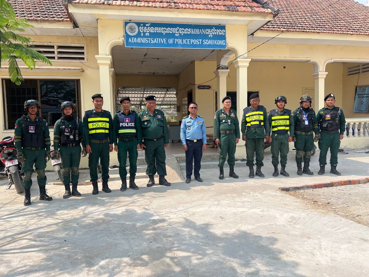 ពីធីឡើងរបង ក្លោងទ្វា និងផ្ទះបាយ ប៉ុស្តិ៍នគរបាលរដ្ឋបាលស្តៅកោង ត្រូវបានផ្អាក ខណៈកក់ម្ហូបអាហារជាច្រើនតុ និងស្រាបៀរ ត្រៀមទទួលភ្ញៀវនៅរសៀលនេះ!