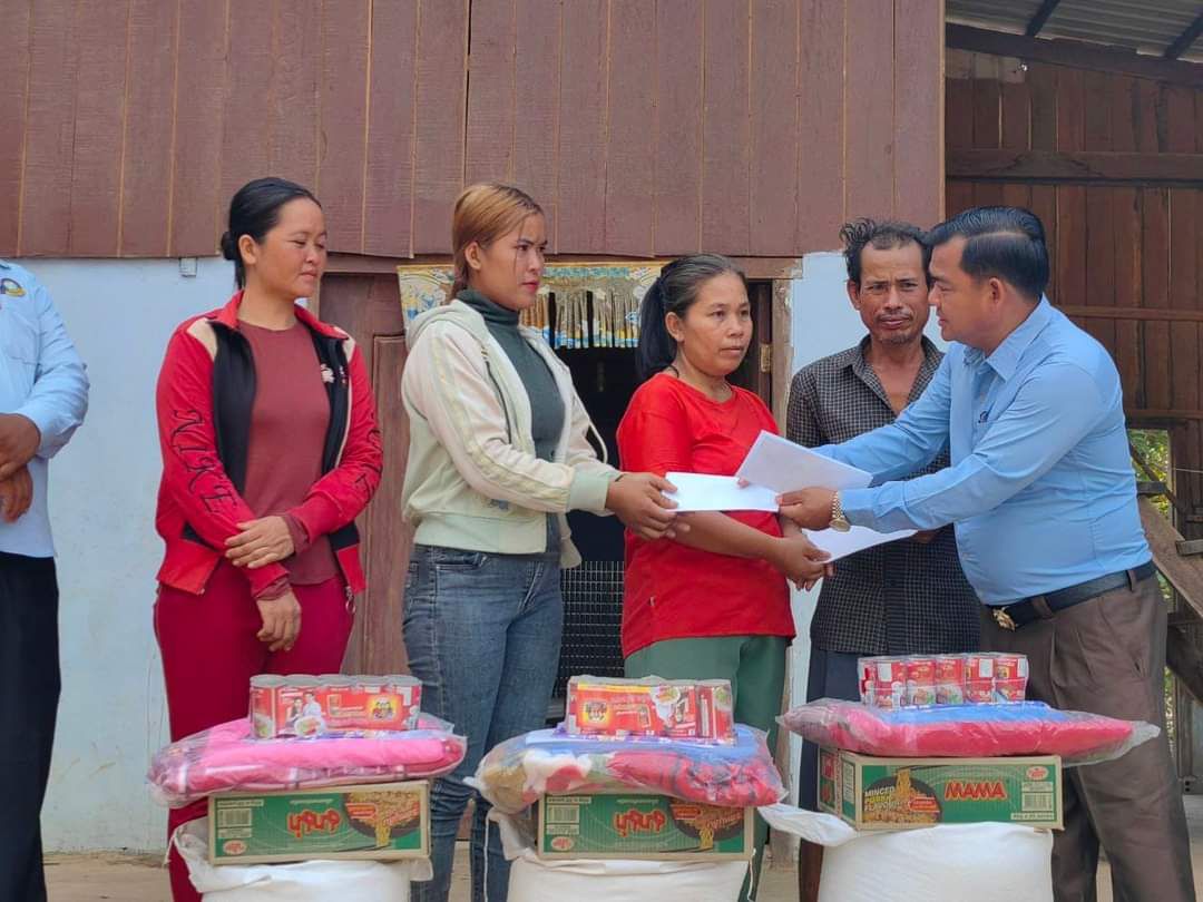 អភិបាលស្រុកអណ្តូងមាស នាំយកអំណោយជូនប្រជាពលរដ្ឋនៅឃុំតាឡាវចំនួន០៤គ្រួសារដែលរងគ្រោះធម្មជាតិ(ខ្យល់កន្រ្តាក់)