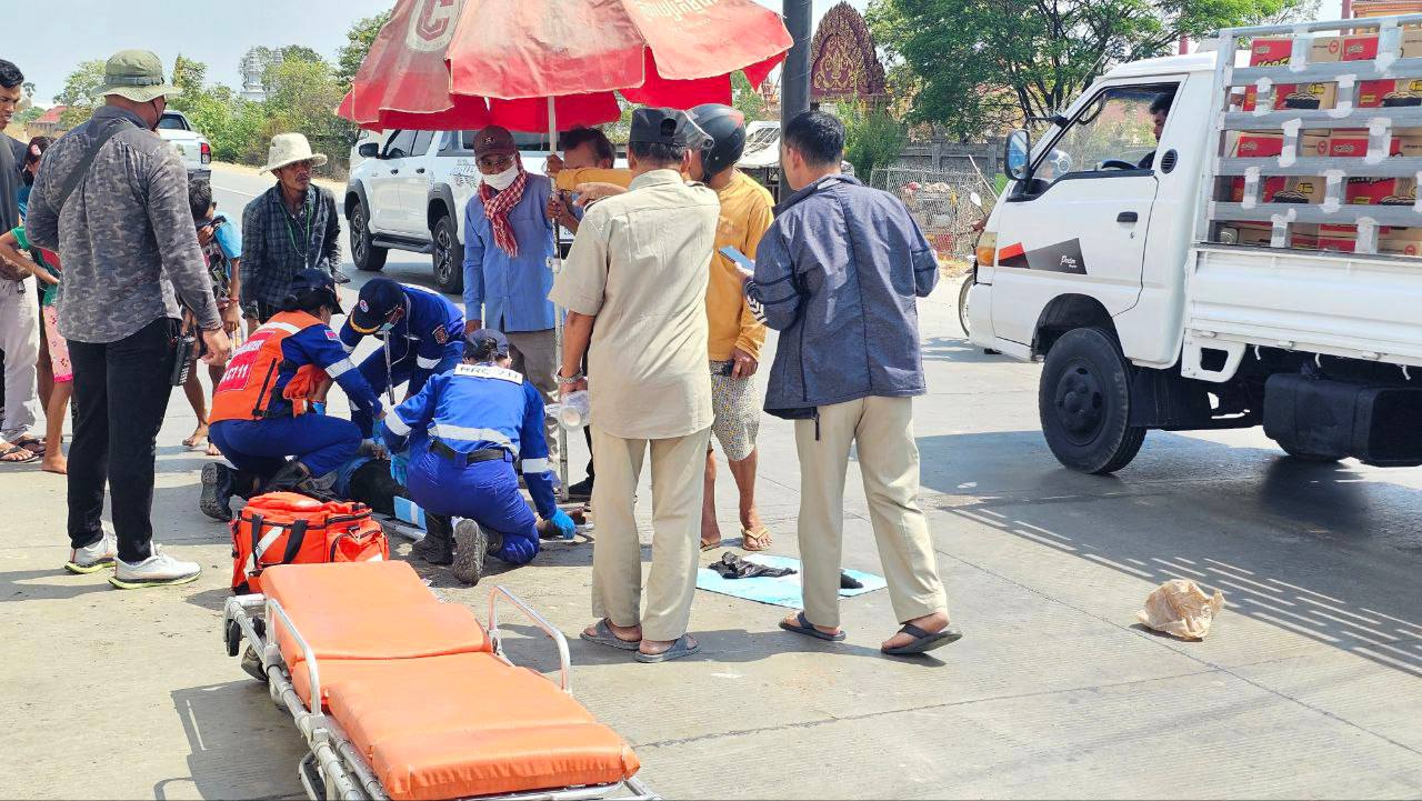 ជិះម៉ូតូឆ្លងផ្លូវត្រូវរថយន្តឃ្លុបបេីកបុករបួសស្ត្រីម្នាក់