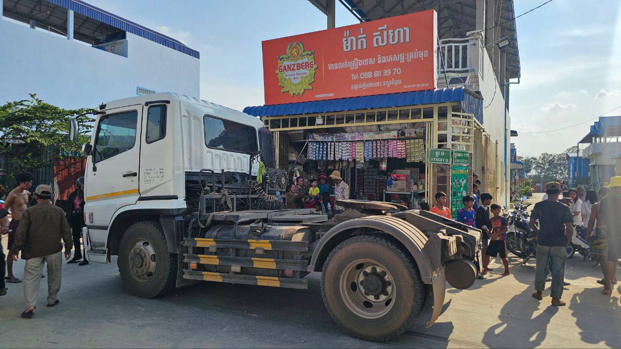 ក្បាលរថយន្តអូសកុងតឺន័រ បើកបុកម៉ូតូអូសជិត១០ម៉ែត្ររបួសធ្ងន់ក្មេងស្រីម្នាក់