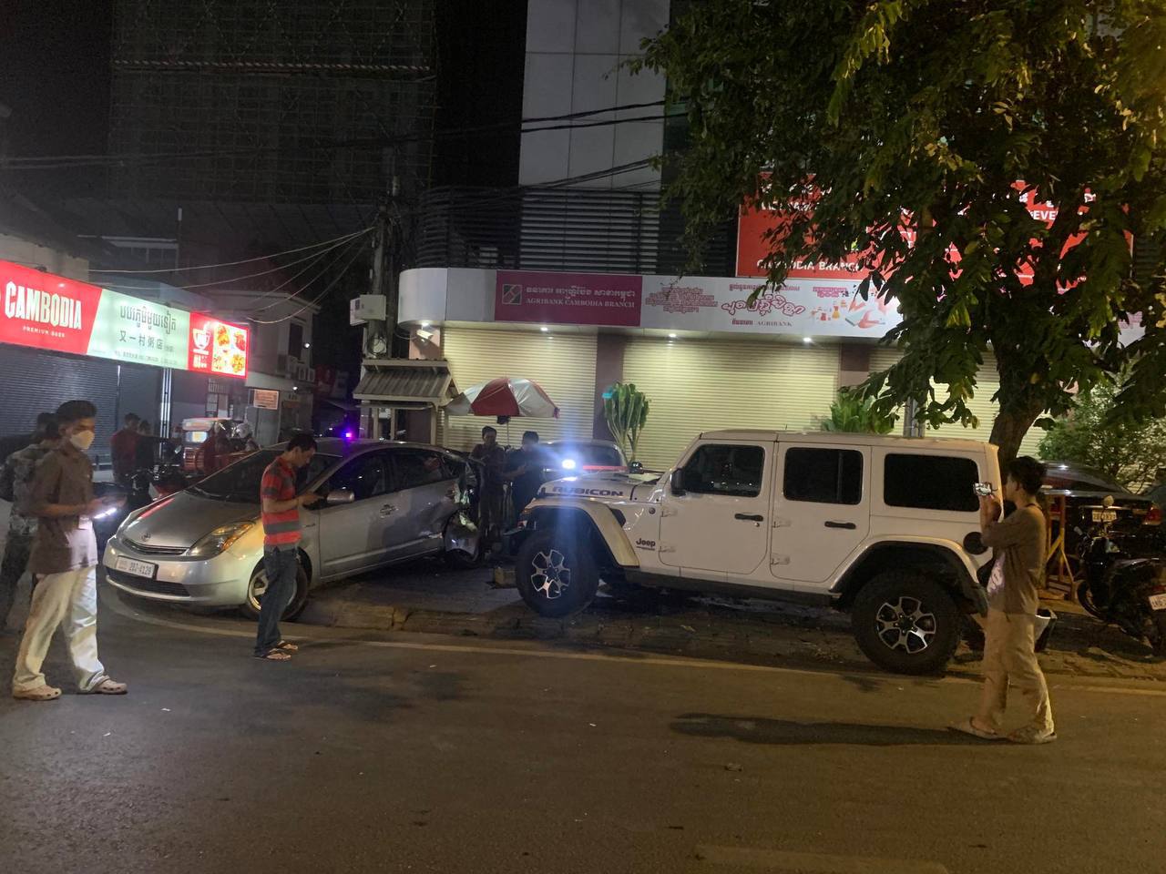 នារីម្នាក់បេីករថយន្ត Jeep យ៉ាងលឿនទៅបុកពីក្រោយរថយន្តតូយ៉ូតាព្រូសបណ្តាលឱ្យរងការខូចខាតយ៉ាងដំណំ