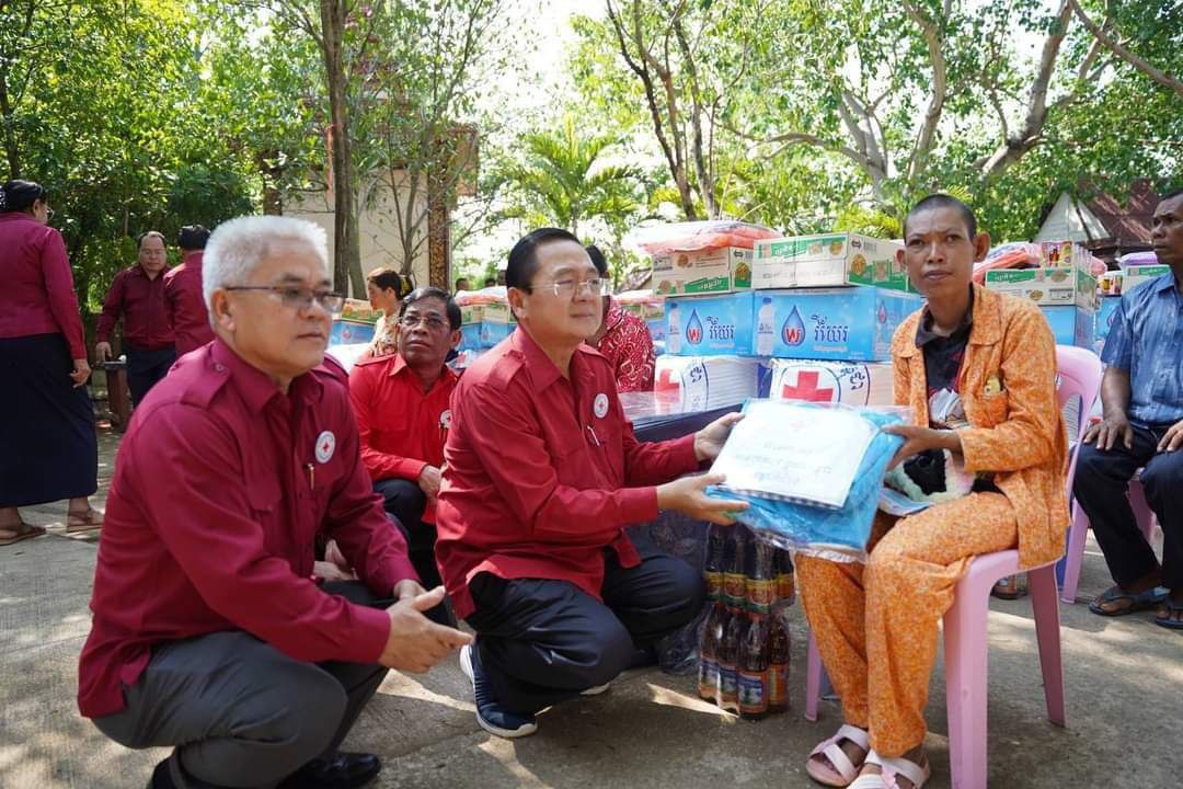 ពលរដ្ឋរងគ្រោះដោយខ្យល់កន្រ្តាក់ ចំនួន៥០គ្រួសារក្នុងស្រុកកំរៀងទទួលបានអំណោយមនុស្សធម៌ពីសាខាកាកបាទក្រហមកម្ពុជាខេត្តបាត់ដំបង