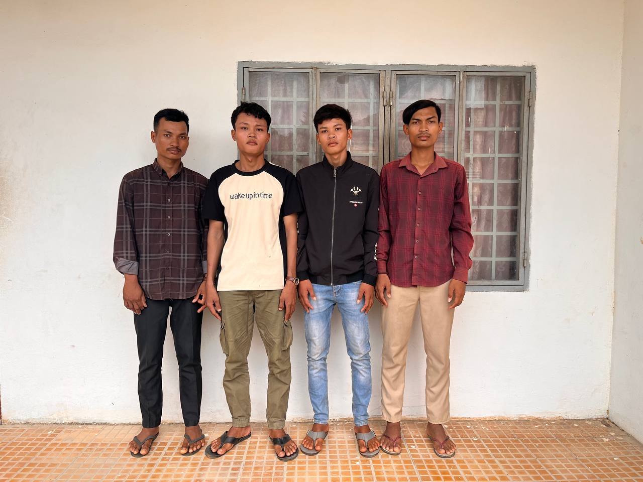 ភ្ញៀវខាងកូនក្រមុំ និងកូនកំលោះបើកឆាកប្រយុទ្ធគ្នាផ្អើលភ្ញៀវពេញរោងការ សមត្ថកិច្ចនគរបាលស្រុកសំរោងទង ស្រាវជ្រាវឃាត់ខ្លួនបាន ចំនួន ០៧នាក់!