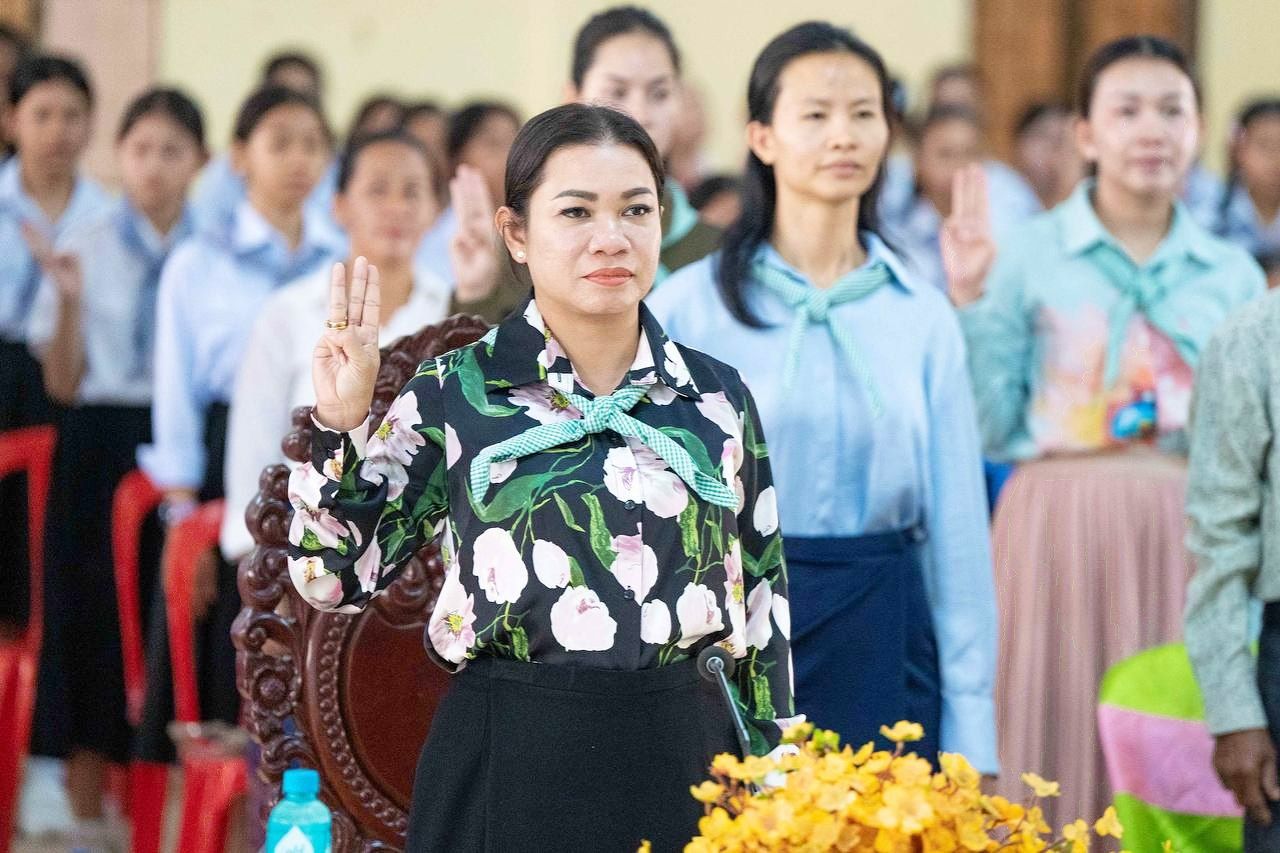 សមាជិកាសកម្មក្រុមកន្ទុំរុយស្រុកបន្ទាយមាសជាង ៤០នាក់ទទួលបានការឧបត្ថម្ភសម្ភារសិក្សាភាសាអង់គ្លេសពីសមាគមកាយឫទ្ធិនារីកម្ពុជាសាខាខេត្តកំពត
