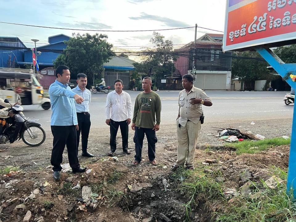 ប្រព័ន្ធលូ និងអូរប្រឡាយកកស្ទះដោយសារកាកសំណល់សំរាមតាមកំណាត់ផ្លូវជាតិលេខ៥ ត្រូវកាយស្ដារសម្អាតឡើងវិញ ដើម្បីរំដោះការលិចលង់ពីជំនន់ទឹកភ្លៀងជូនពលរដ្ឋ ដោយអភិបាលខណ្ឌឬស្សីកែវ
