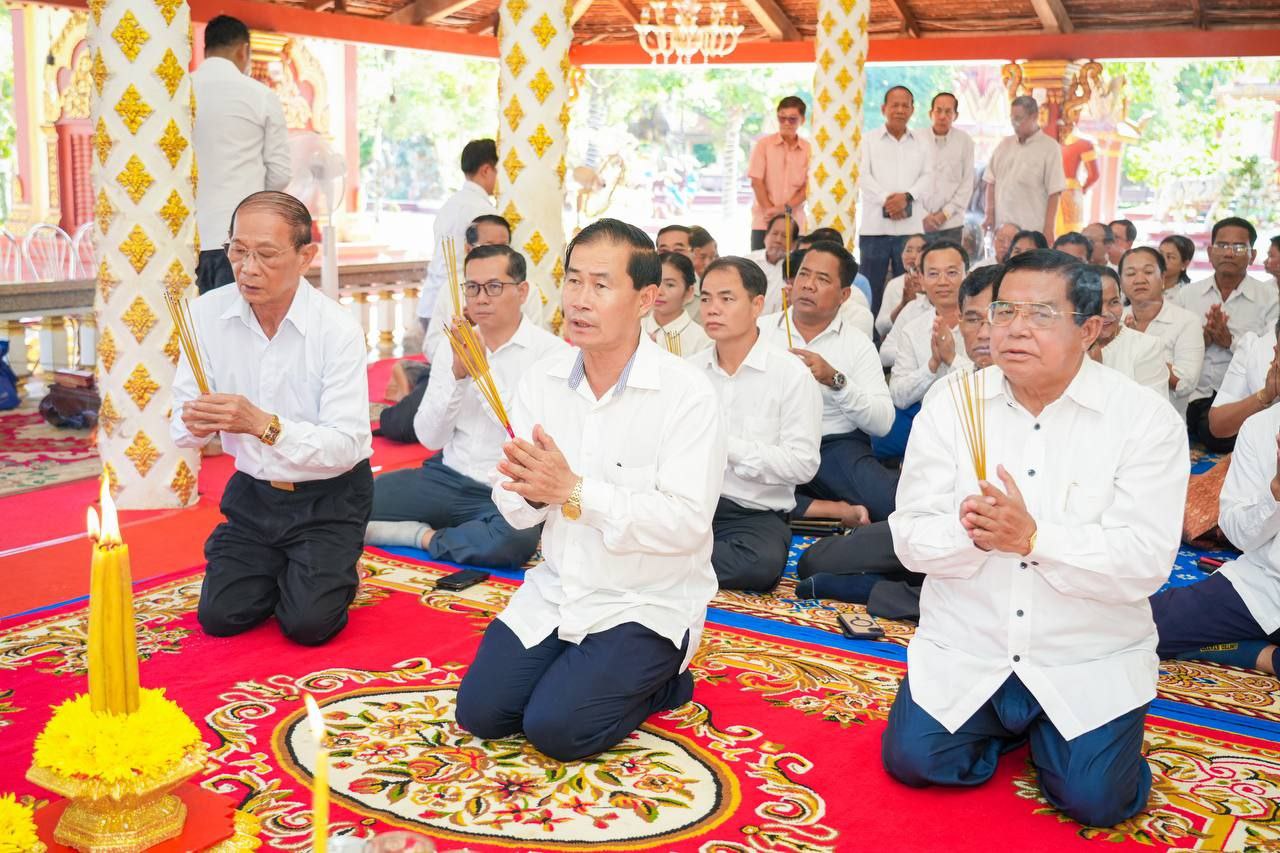រដ្ឋបាលខេត្តពោធិ៍សាត់រៀបចំធ្វើពិធីបួងសួងសុំសេចក្ដីសុខពីម្ចាស់ទឹកម្ចាស់ដី  នៅរូបសំណាកលោកឧកញ៉ា ឃ្លាំង មឿង និងជំទាវ ខាន់ ខៀវ ព្រមទាំងព្រះអង្គចៅសែន