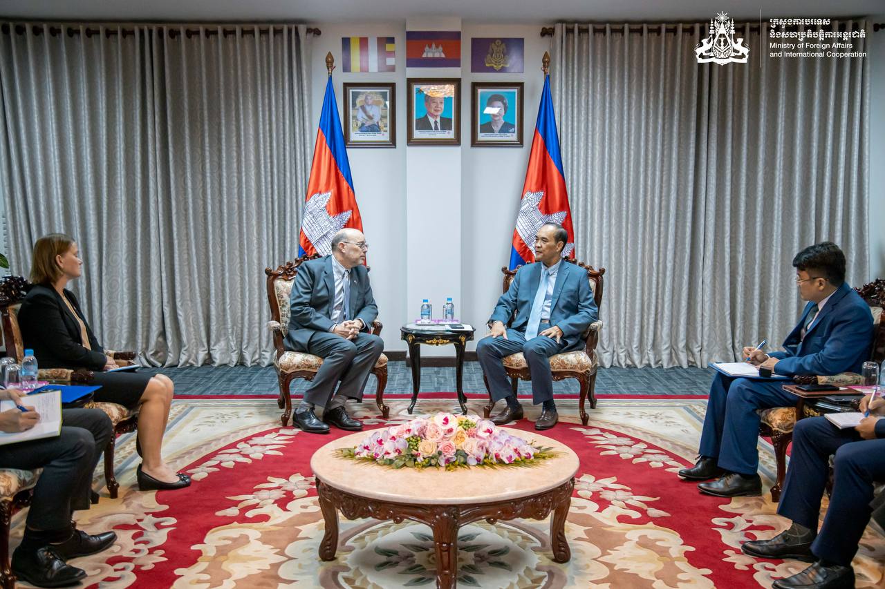 លោក ជុំ សុន្ទរី រដ្ឋលេខាធិការ ក្រសួងការបរទេស និងសហប្រតិបត្តិការ ពិភាក្សាអំពីកិច្ចសហប្រតិបត្តិការជាមួយ ភារធារីស្ថានទូតអាមេរិក Andrew Herrup