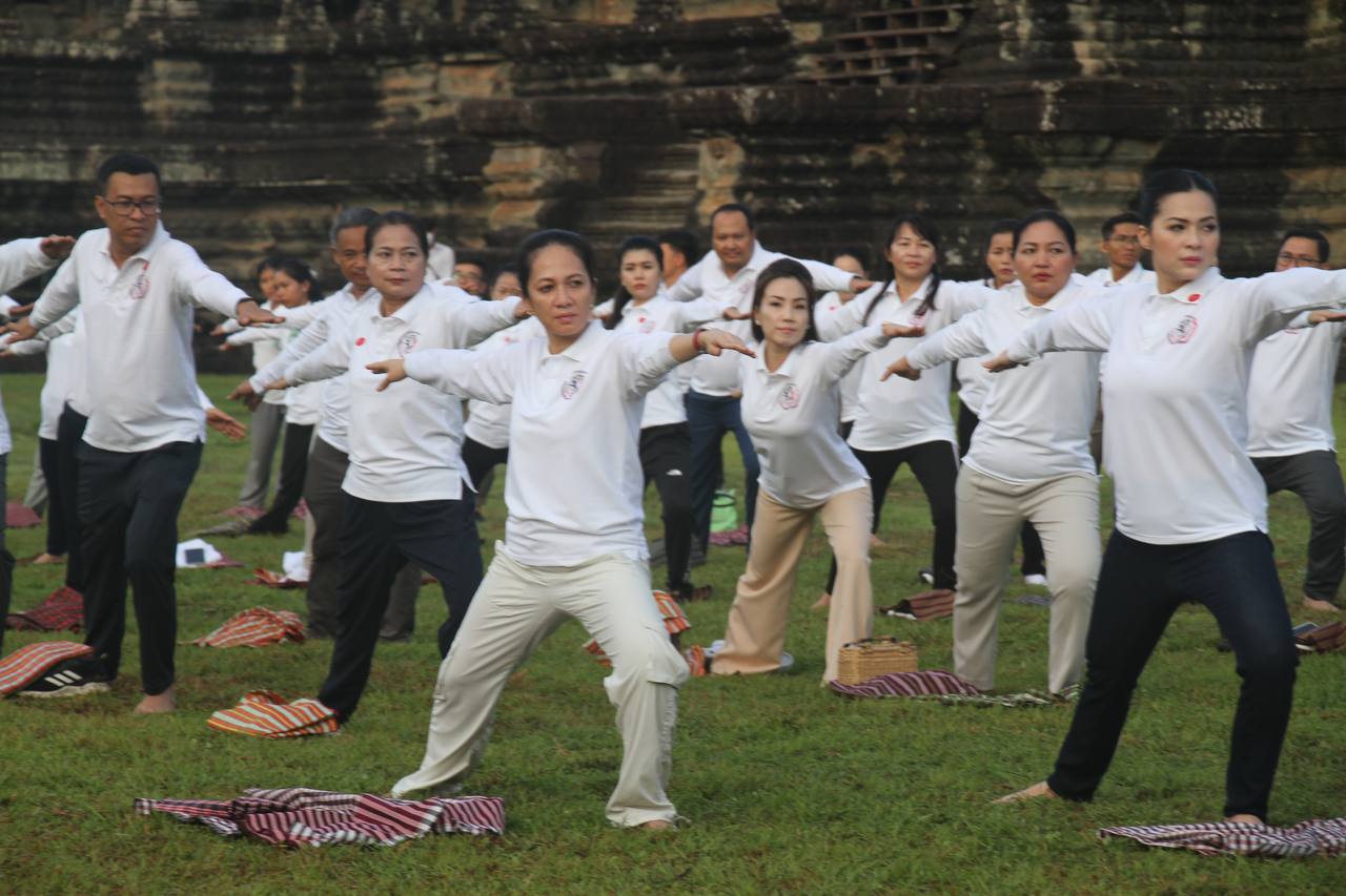 លោកជំទាវបណ្ឌិត ពេជ ចន្ទមុន្នី ហ៊ុនម៉ាណែត អញ្ជើញចូលរួមអនុវត្តយោគៈ និងសមាធិ នៅបរិវេណប្រាសាទអង្គរវត្ត