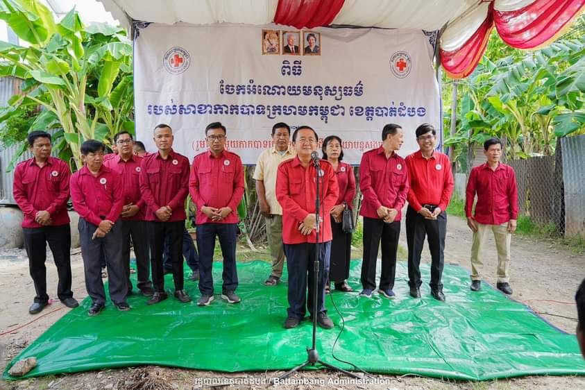 ឯកឧត្តម សុខ លូ អញ្ជើញប្រគល់ផ្ទះមនុស្សធម៌១ ខ្នងជូន ស្រ្តីមេម៉ាយមានជីវភាពក្រីក្រ និងផ្តល់អំណោយមនុស្សធម៌ដល់ប្រជាពលរដ្ឋងាយរងគ្រោះចំនួន៥០គ្រួសារនៅសង្កាត់ស្លាកែត ក្រុងបាត់ដំបង ខេត្តបាត់ដំបង
