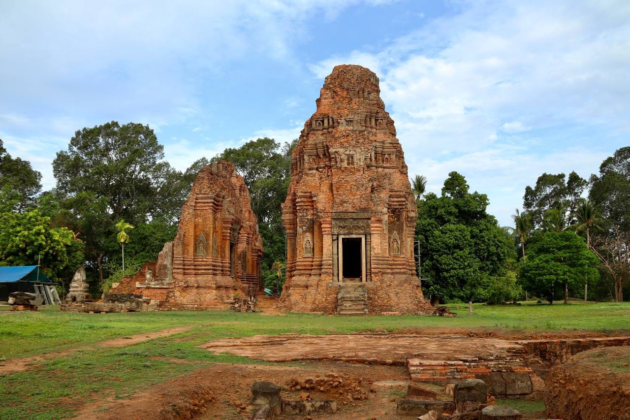 ក្រុមអ្នកបច្ចេកទេសអាជ្ញាធរជាតិអប្សរា ធ្វើការជួសជុលពង្រឹងជើងក្រោមប្រាសាទលលៃ