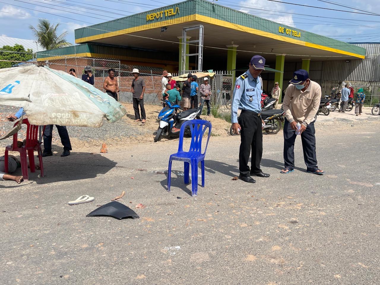 បើករថយន្តដល់ផ្លូវបំបែកមិនប្រយ័ត្នបណ្ដាលឱ្យម៉ូតូបុកស្លាប់យ៉ាងរន្ធត់