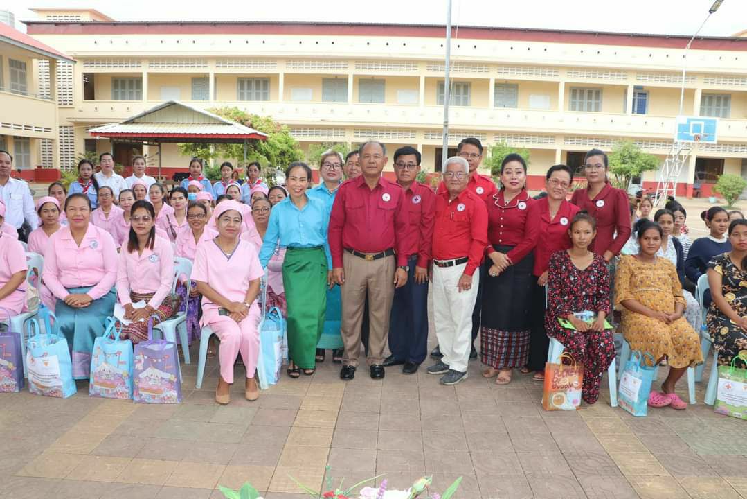 ស្រ្តីមានផ្ទៃពោះ និងពេទ្យឆ្មបជាង ២០០នាក់ ទទួលអំណោយពីសាខាកាកបាទក្រហមកម្ពុជាខេត្តបន្ទាយមានជ័យ ក្នុងឱកាសប្រារព្វទិវាឆ្មប ៥ ឧសភា