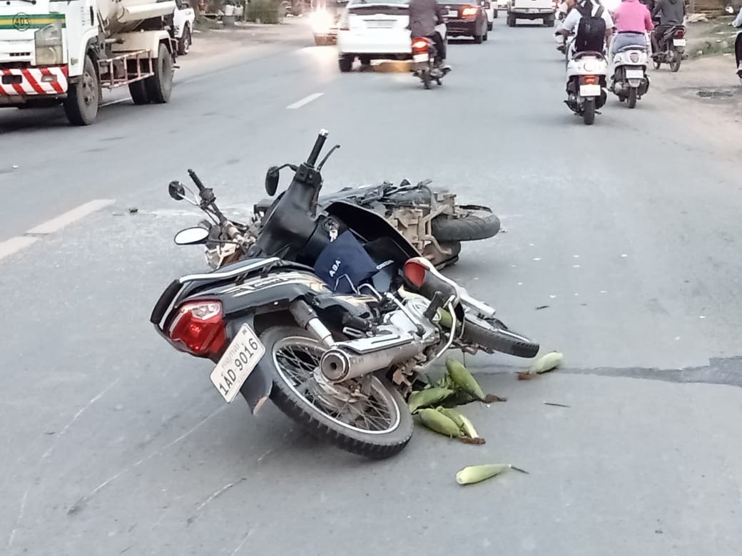 ម៉ូតូHONDA ZOOMER -X បើកឆ្លងផ្លូវបណ្ដាលឱ្យម៉ូតូHONDA DREAM បុកពេញទំហឹងរងរបួសធ្ងន់ស្រាល៣នាក់