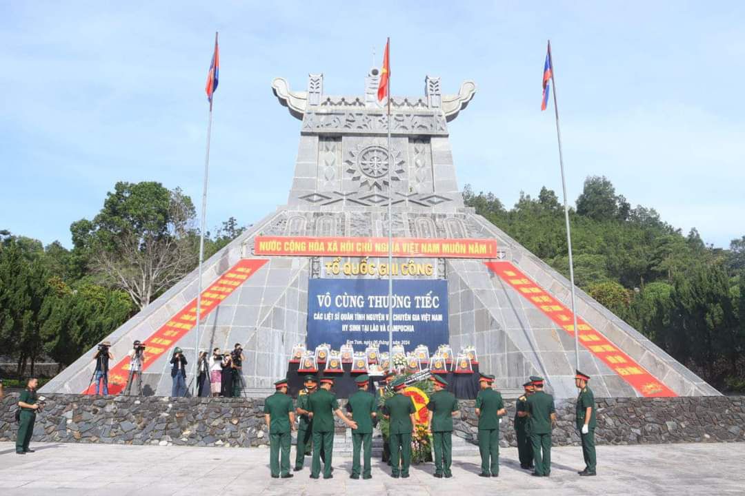 គណៈប្រតិភូខេត្តរតនគិរី អញ្ជើញចូលរួមក្នុងពិធីគោរពវិញ្ញាណក្ខន្ធ និងបញ្ចុះអដ្ឋិធាតុកងទ័ពស្ម័គ្រចិត្ត និងអ្នកជំនាញការវៀតណាម ដែលពលីជីវិតក្នុងសម័យសង្គ្រាមនៅកម្ពុជា
