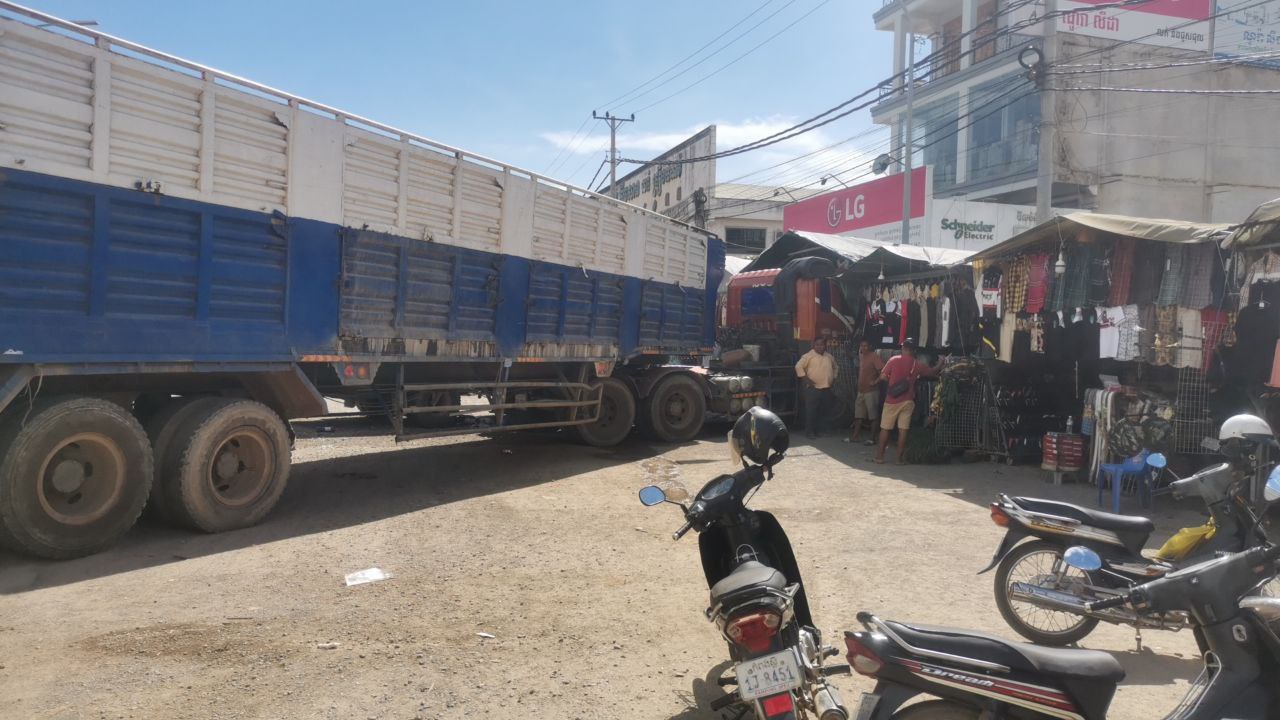 រថយន្តពីរគ្រឿងបុកគ្នាពេញទំហឹងបណ្តាលឲ្យមានមនុស្សបីនាក់រងរបួសធ្ងន់ស្រាលនៅក្រុងច្បារមន